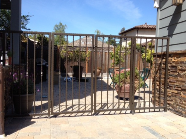 Pagar dengan pagar besi yang dilapisi perunggu